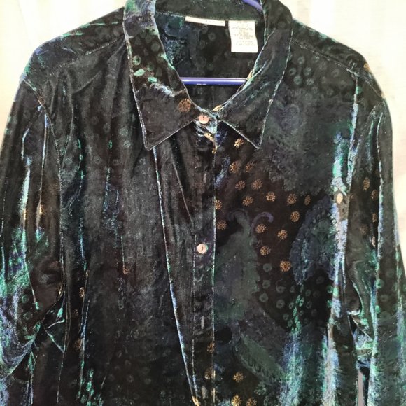 White Stag Woman - Beautiful Button Down - Picture 2 of 5